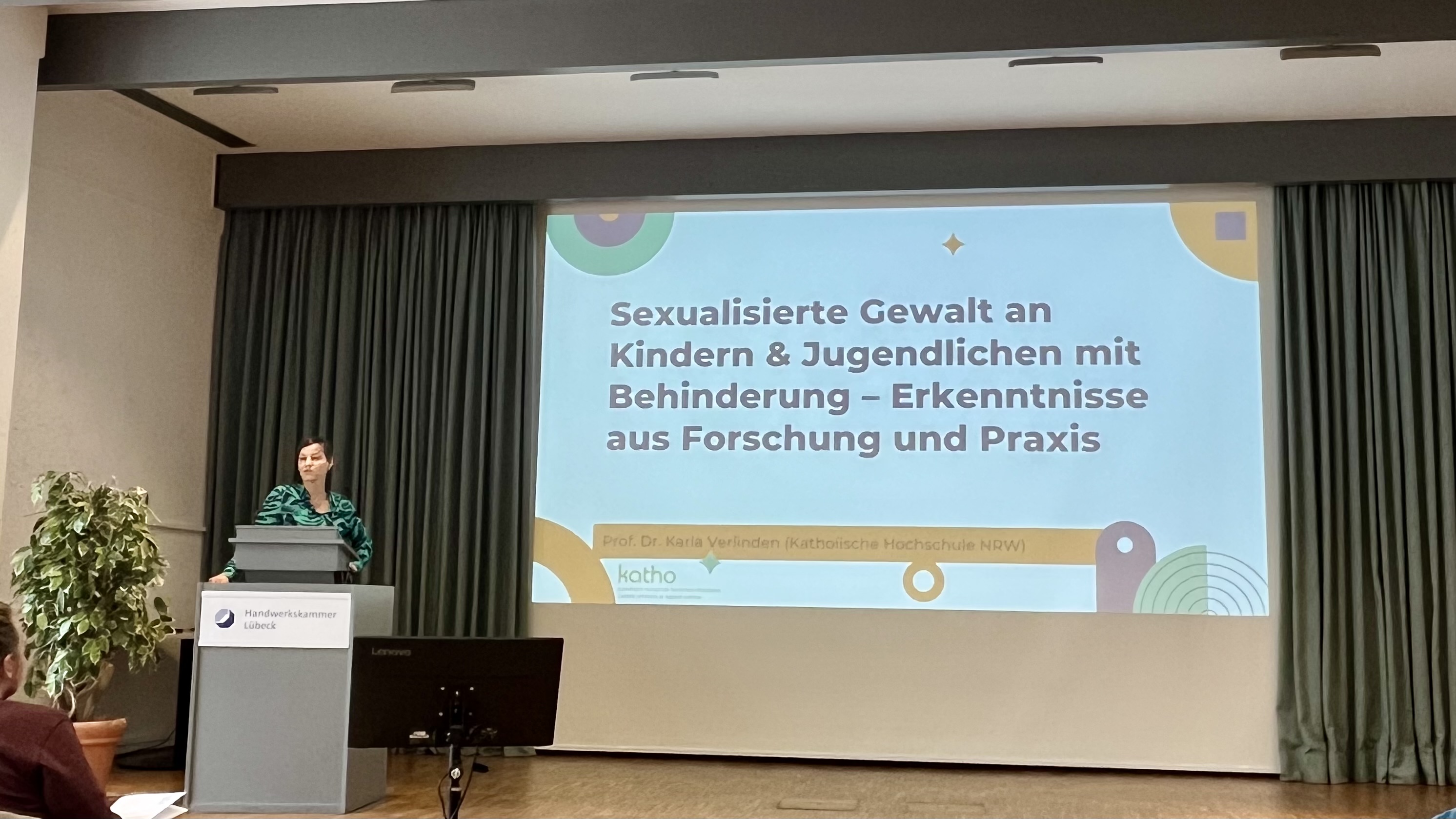 Prof. Dr. Karla Verlinden während ihres Vortrags über Erkenntnisse aus Forschung und Praxis beim Thema Sexualisierte Gewalt an Kindern und Jugendlichen mit Behinderung