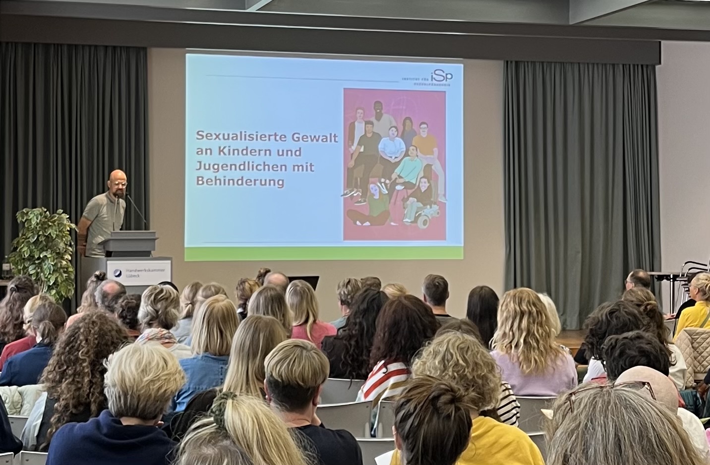 Jens Brörken vom Institut für Sexualpädagogik und sexuelle Bildung in Witten während seines Vortrags zum Thema "Zwischen Risiko und Schutz - Sexualisierte Gewalt und Behinderung im Spannungsfeld von Teilhabe und Verbesonderung"